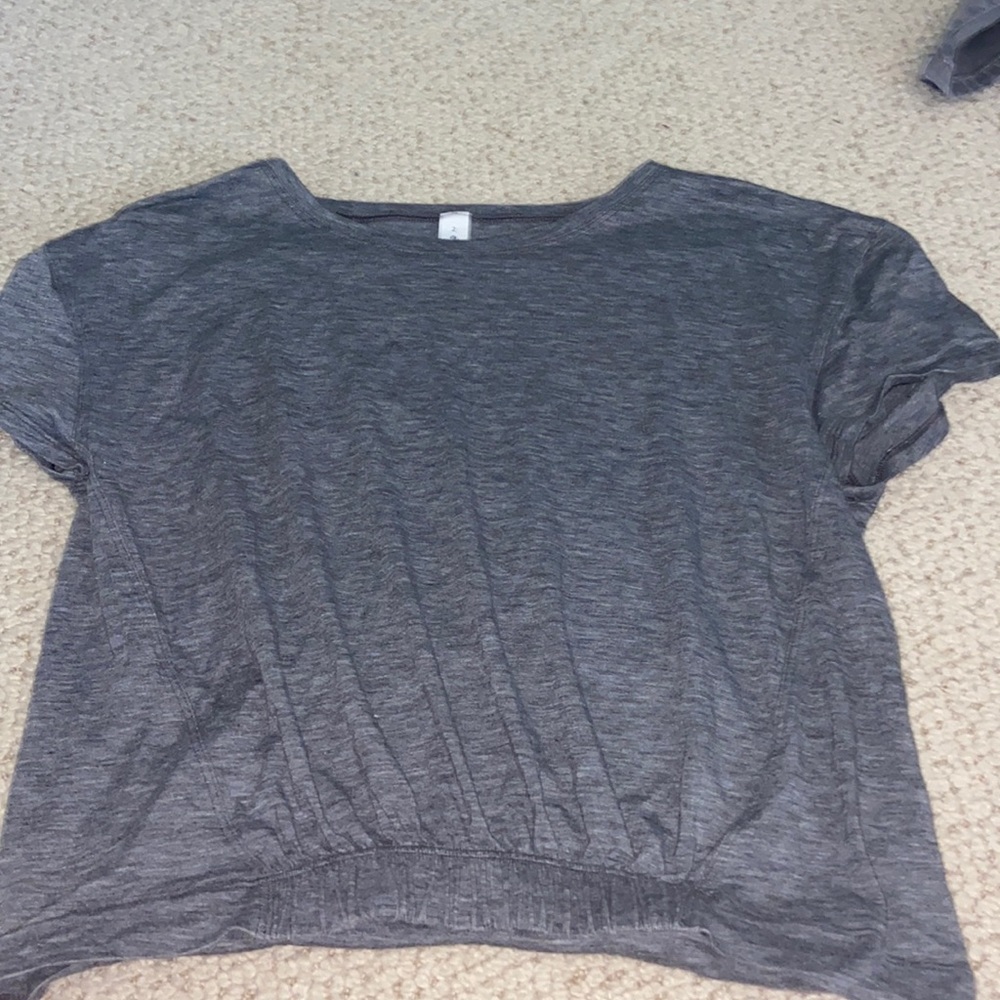 Gray lululemon cropped shirt w/ a crunchy bottom